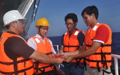 Tặng bạn đọc Tuổi Trẻ cờ Tổ quốc từ Hoàng Sa