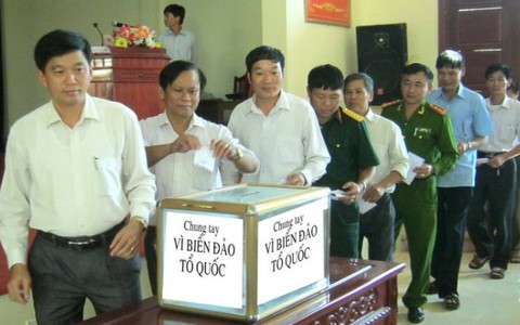 Cán bộ huyện miền núi Quế Phong hướng về biển Đông