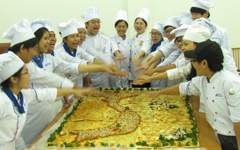 Bánh pizza bản đồ Việt Nam của sinh viên ĐH Hoa Sen