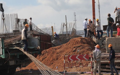 Sập mặt cầu khi đang đổ bêtông, một người chết