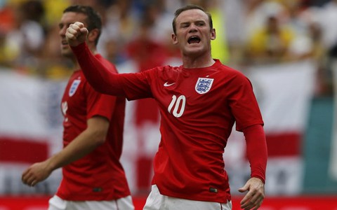 Rooney to tiếng với Paul Scholes