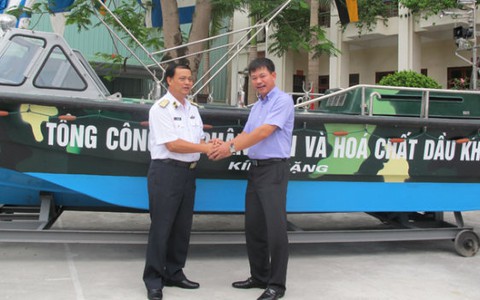 Tặng xuồng CQ cho hải quân
