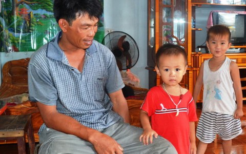 Sóng lớn đánh chìm tàu, 4 ngư dân được cứu sống
