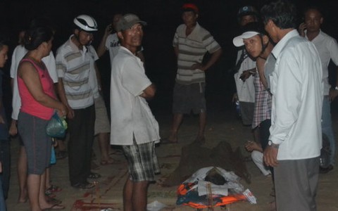 Cứu bạn đuối nước, cả 2 người bị sóng cuốn
