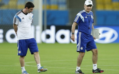 HLV Sabella phủ nhận "rạn nứt" với Messi
