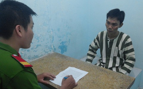 Bị khống chế, tên trộm xe máy đâm vào bụng trinh sát