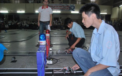 Sinh viên sáu trường "Xe đua lập trình MCR"