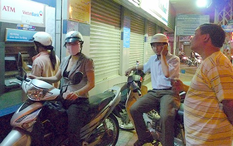 Nhọc nhằn lãnh lương hưu qua ATM