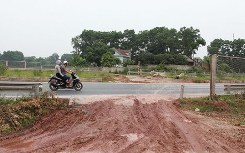 Đường ngang "phang" cao tốc