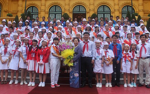 Thiếu nhi TP.HCM thăm phủ chủ tịch