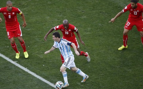 "Toàn đội Argentina phải phục vụ Messi"