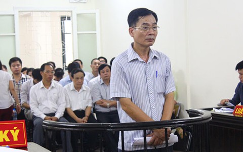 Xét xử nguyên chi cục trưởng thi hành án ra quyết định trái luật