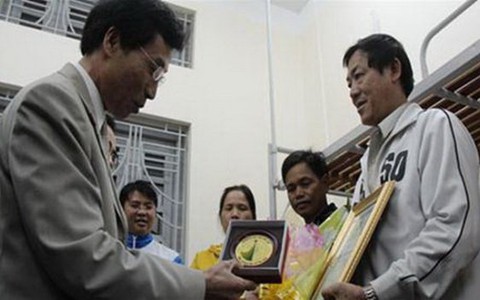 Thăm, tặng hoa quà cho thí sinh 52 tuổi
