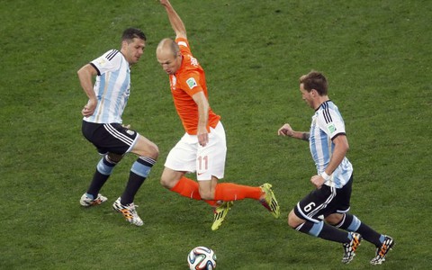 Mascherano và nỗi đau của người Hà Lan