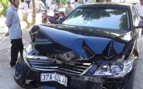 Hai xe Camry đụng nhau, lao vào nhà dân