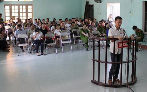 15 tháng tù cho thanh niên hành hung CSGT