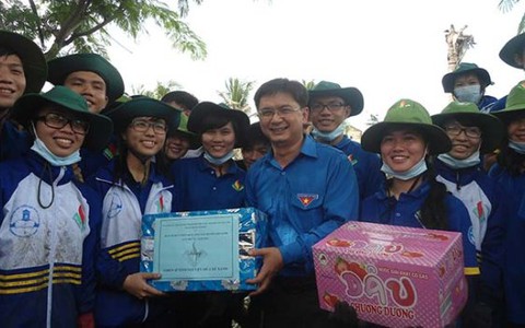 Thăm các chiến sĩ tình nguyện Mùa hè xanh