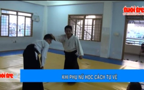 Bị siết cổ từ đằng sau, bạn sẽ thoát ra cách nào?