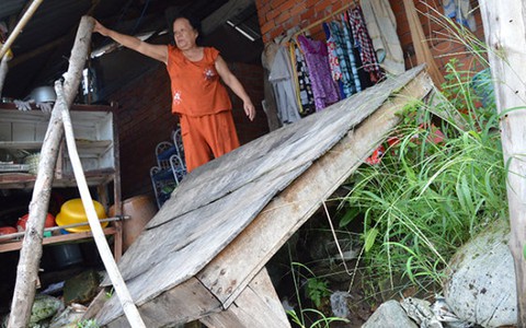 Sống lơ lửng bên miệng "hà bá"