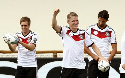 Schweinsteiger được ủng hộ thay thế Lahm
