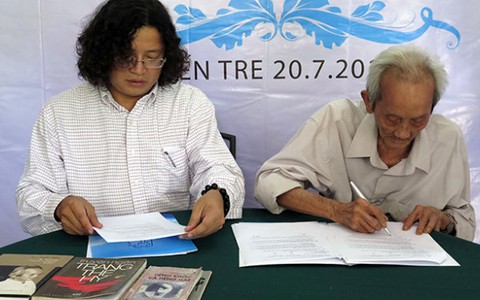 Ký kết tác quyền trọn đời với nhà văn Trang Thế Hy