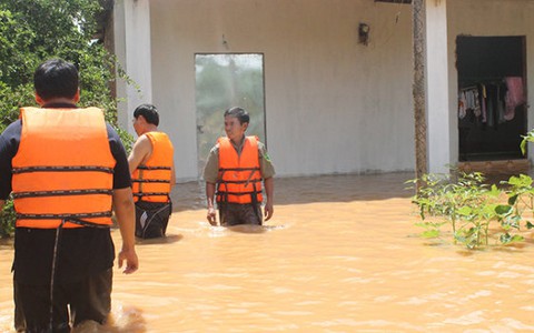 Lũ tràn về bất ngờ, dân bì bõm trong biển nước