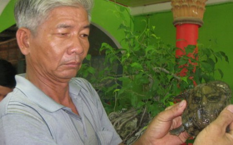 Ba ba mang hình mặt người