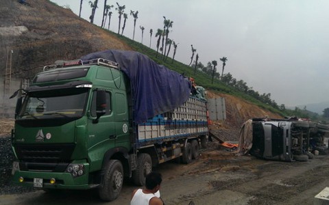 "Đầu gấu" dẫn xe quá tải vào đường cao tốc đang thi công