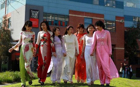 Mang áo dài đến những miền xa