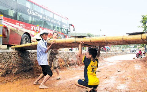 "Bộ trưởng Thăng, ngó xuống mà coi"