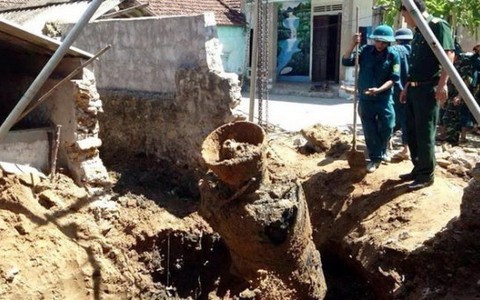 Đào móng, thấy đầu đạn tên lửa nặng 200kg