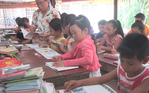 Lớp học chữ bên hiên trại phong