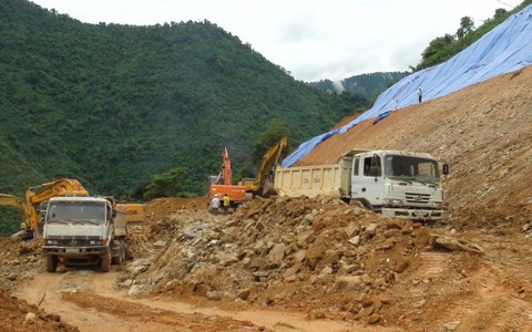 Sạt mái núi trên đập thủy điện Bản Vẽ