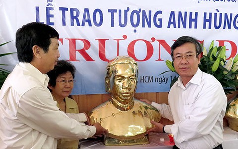 Tặng tượng Trương Định cho Tiền Giang và Quảng Ngãi