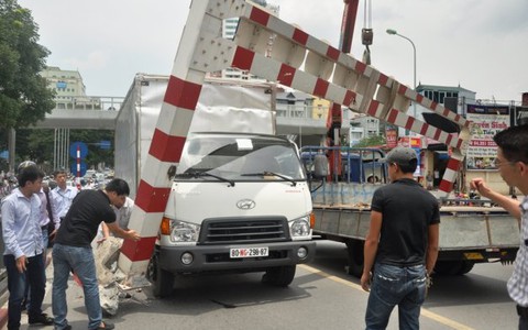 Xe ngoại giao tông rào chắn cầu vượt, 2 người nhập viện