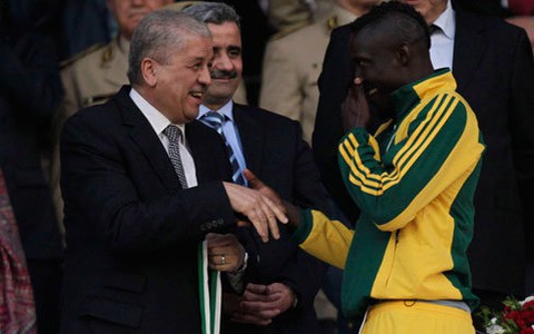 Vua phá lưới tại Algeria chết vì "vật lạ" từ khán đài