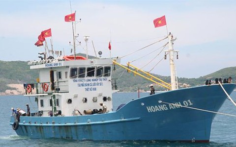 Đưa tàu Hoàng Anh 01 về lại nhà máy