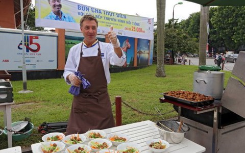 Phó đại sứ Thụy Điển bưng bún chả phục vụ khách