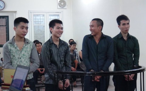 Quỵt tiền, chém người, ra tòa còn cười trơ trẽn