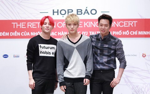 ​Cấm mang giày cao gót khi xem sô JYJ