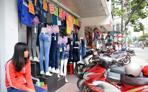 Không dễ kiếm tiền từ shop thời trang