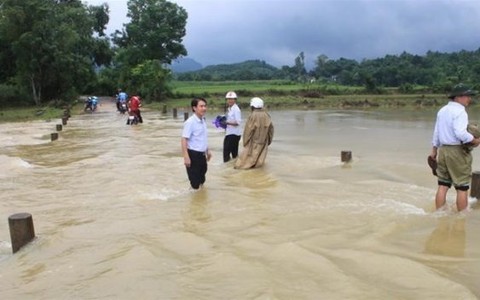 ​Cô gái trẻ quên mình cứu 2 em nhỏ