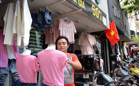 May gia công, bỏ hàng sỉ bị vạ lây