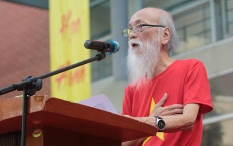 Hãy đặt tay lên lồng ngực