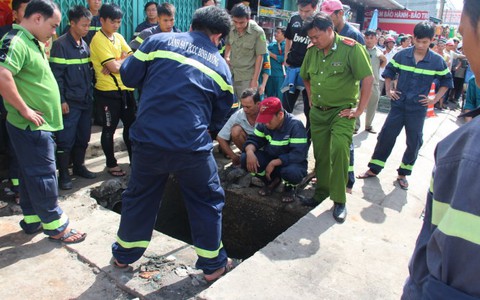 Tìm em bé nghi bị nước mưa cuốn xuống ống cống