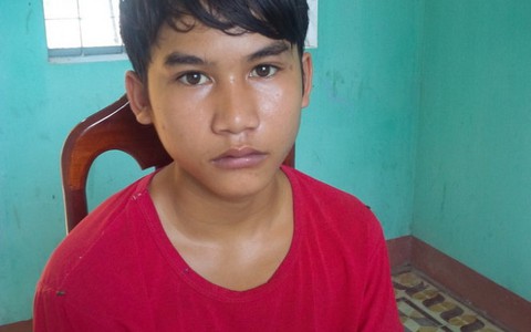 Bắt khẩn cấp thanh niên 18 tuổi đâm chết cha dượng