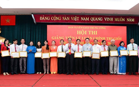 Dạy lý luận chính trị không nên chỉ nói một chiều