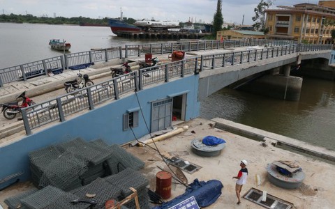 Trạm bơm chờ điện, đường phố ngập sâu