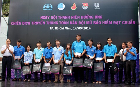 Cảnh sát giao thông đổi mũ bảo hiểm "xịn" cho dân