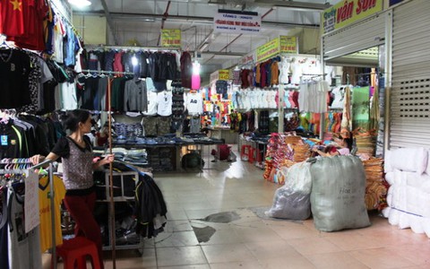 Hàng trăm tiểu thương chợ Vinh tiếp tục bãi thị